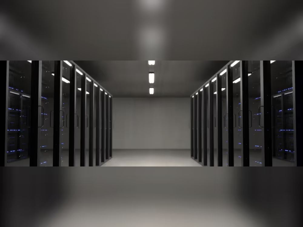 Rye bediener-rakke in 'n datacentrum